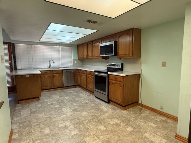 2114 Burrows Trail, Grand Prairie, TX 75052