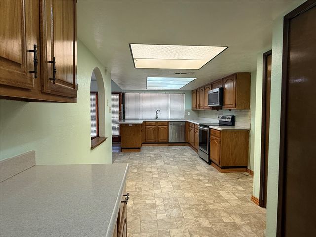 2114 Burrows Trail, Grand Prairie, TX 75052