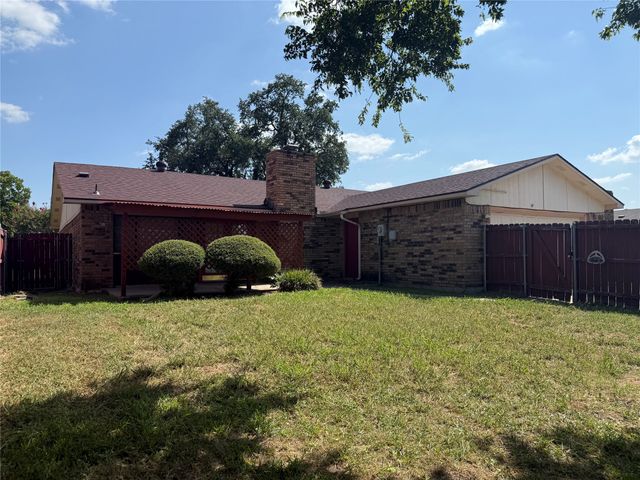 2114 Burrows Trail, Grand Prairie, TX 75052