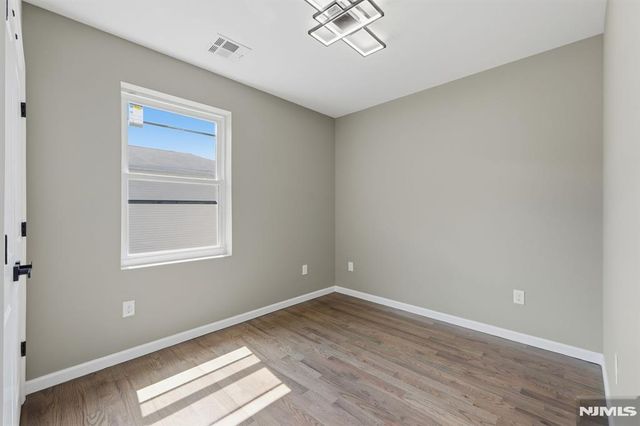 432 10th Street, Newark, NJ 07103