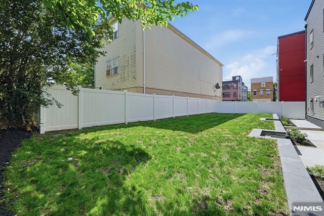 432 10th Street, Newark, NJ 07103