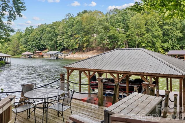 121 Creek Cove Lane, Statesville, NC 28677