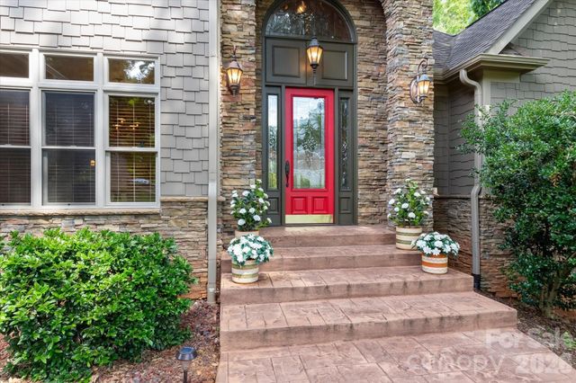 121 Creek Cove Lane, Statesville, NC 28677