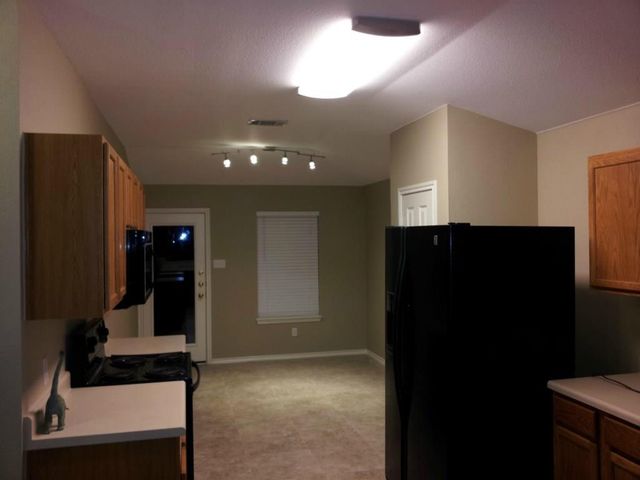 204 Quail Hollow DR, Hutto, TX 78634