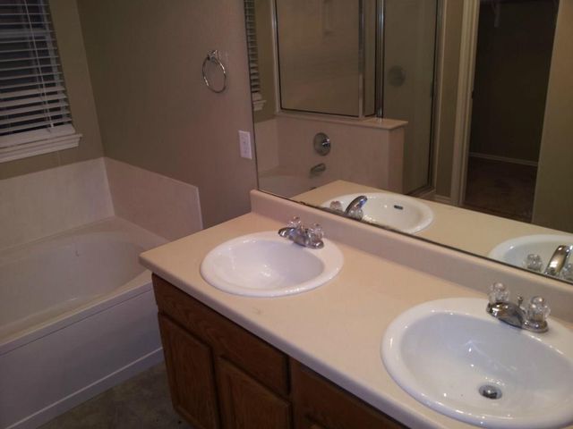 204 Quail Hollow DR, Hutto, TX 78634