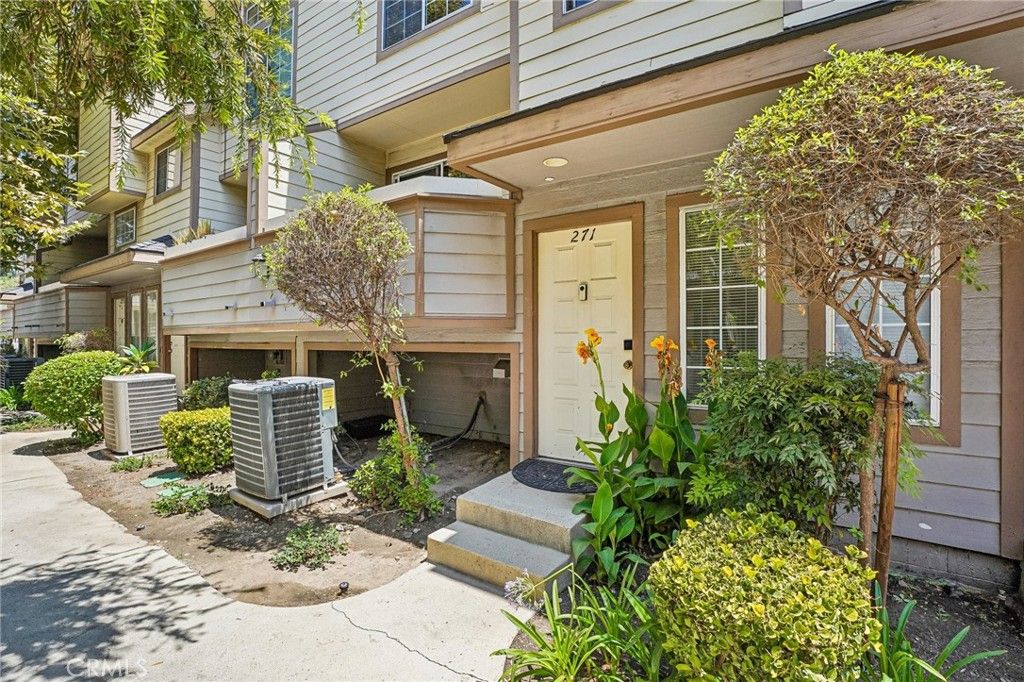Image 2 of property listing at 11150 Glenoaks Boulevard 271, Pacoima, CA 91331