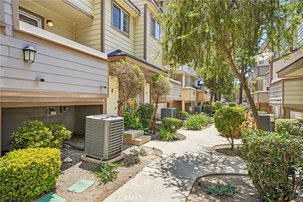 Image 3 of property listing at 11150 Glenoaks Boulevard 271, Pacoima, CA 91331