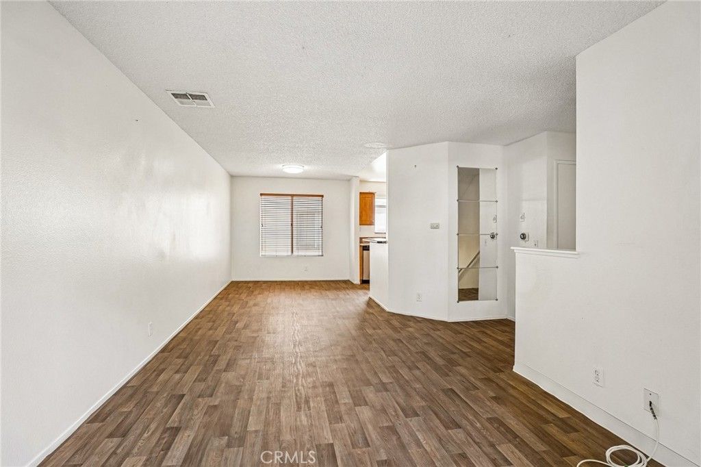 Image 4 of property listing at 11150 Glenoaks Boulevard 271, Pacoima, CA 91331