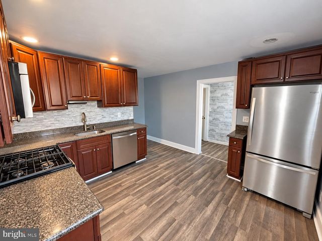 208 ST MARY ST, Burlington, NJ 08016