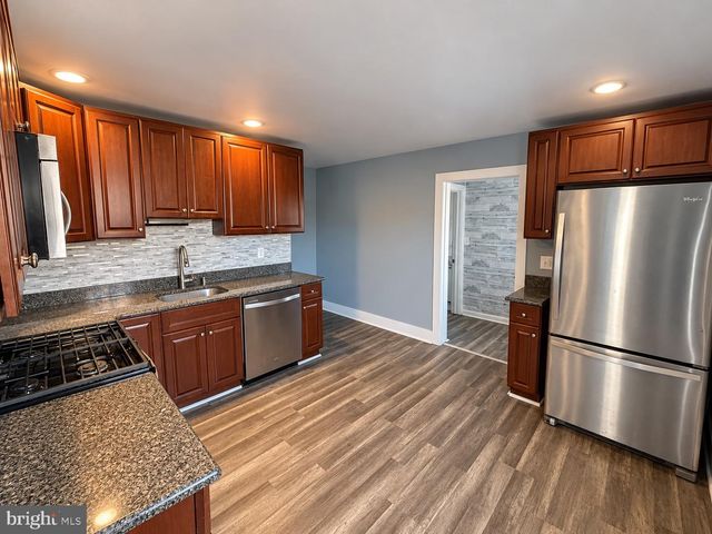 208 ST MARY ST, Burlington, NJ 08016