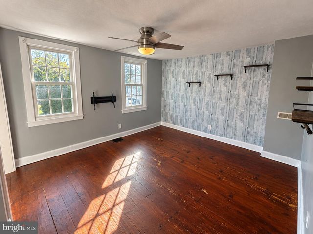 208 ST MARY ST, Burlington, NJ 08016