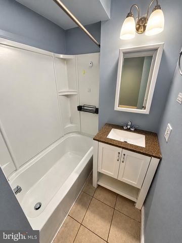 208 ST MARY ST, Burlington, NJ 08016