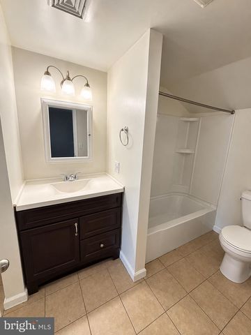 208 ST MARY ST, Burlington, NJ 08016