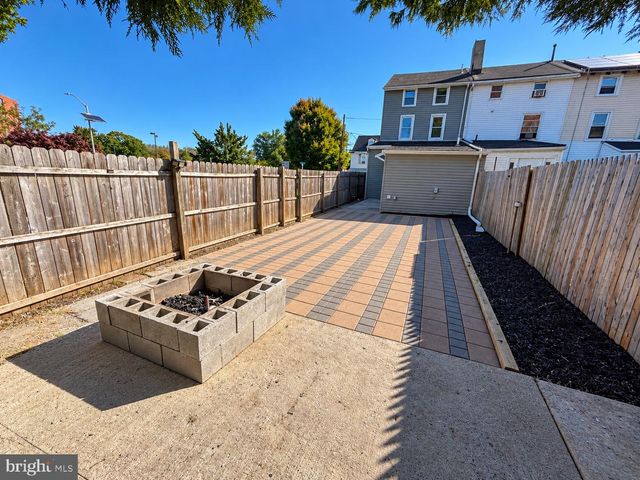 208 ST MARY ST, Burlington, NJ 08016