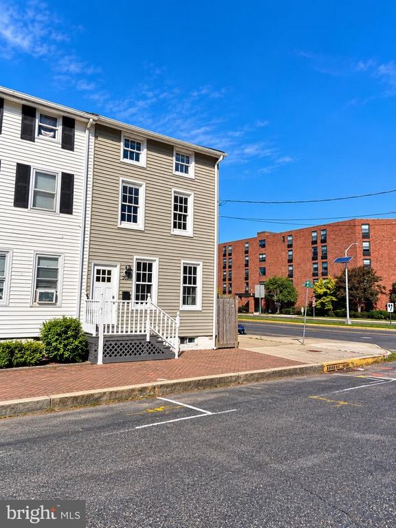 208 ST MARY ST, BURLINGTON, NJ 08016 — exterior