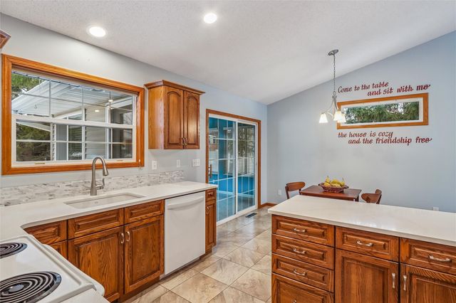 4020 Blue Jay Dr, Cedar Rapids, IA 52402