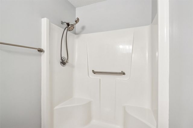 4020 Blue Jay Dr, Cedar Rapids, IA 52402