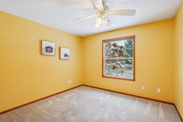 4020 Blue Jay Dr, Cedar Rapids, IA 52402