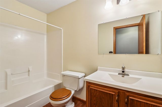 4020 Blue Jay Dr, Cedar Rapids, IA 52402