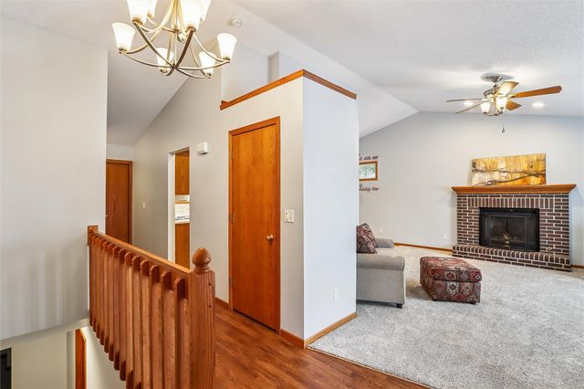 4020 Blue Jay Dr, Cedar Rapids, IA 52402