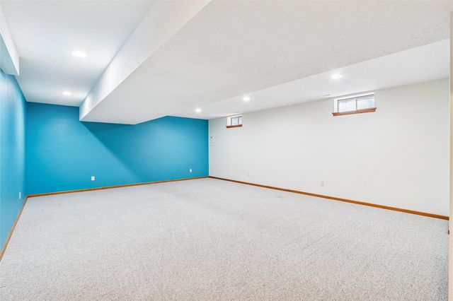 4020 Blue Jay Dr, Cedar Rapids, IA 52402