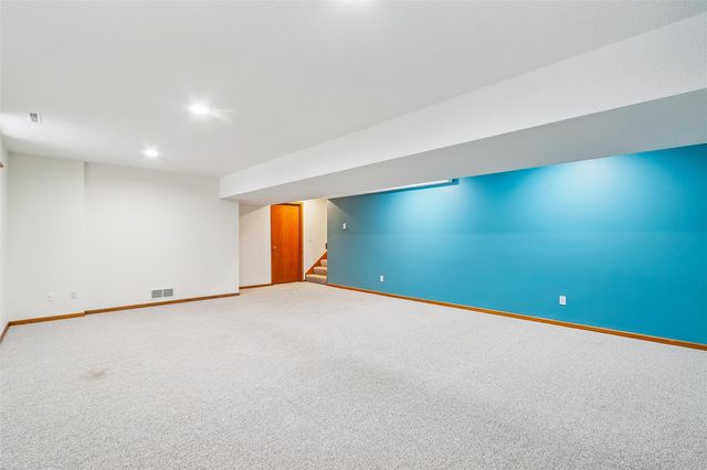 4020 Blue Jay Dr, Cedar Rapids, IA 52402