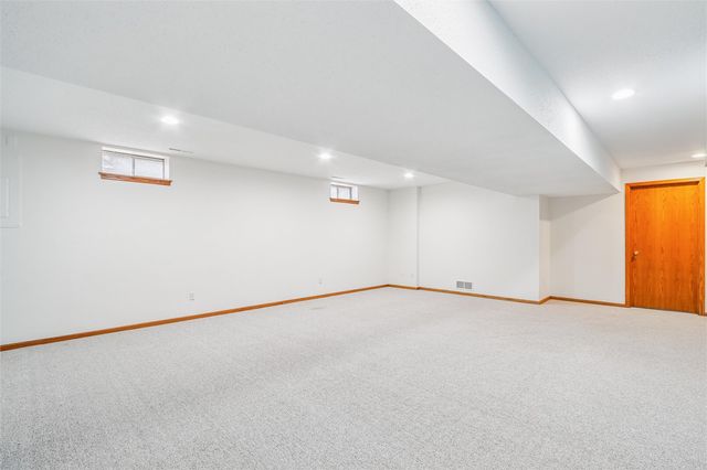 4020 Blue Jay Dr, Cedar Rapids, IA 52402