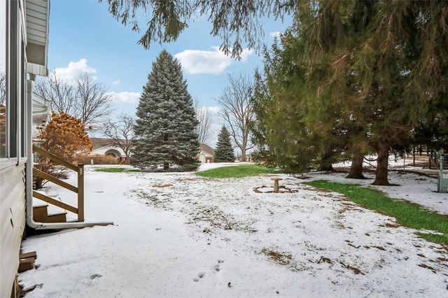 4020 Blue Jay Dr, Cedar Rapids, IA 52402