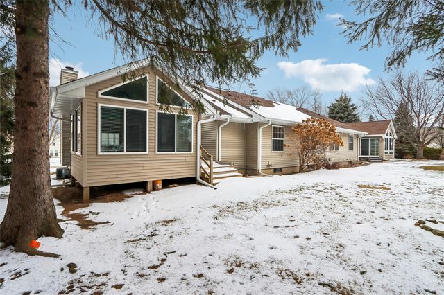 4020 Blue Jay Dr, Cedar Rapids, IA 52402