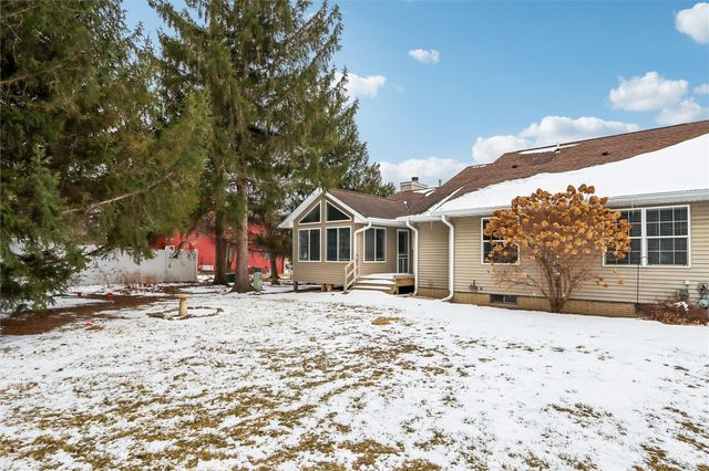 4020 Blue Jay Dr, Cedar Rapids, IA 52402