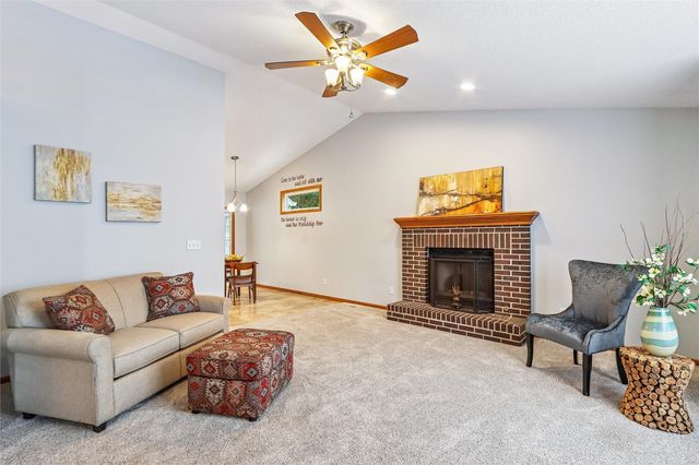 4020 Blue Jay Dr, Cedar Rapids, IA 52402