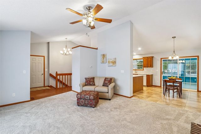 4020 Blue Jay Dr, Cedar Rapids, IA 52402