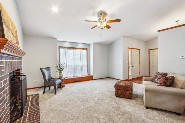 4020 Blue Jay Dr, Cedar Rapids, IA 52402