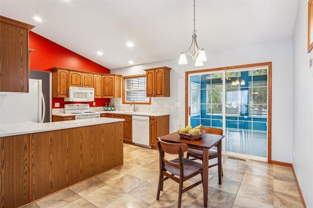 4020 Blue Jay Dr, Cedar Rapids, IA 52402