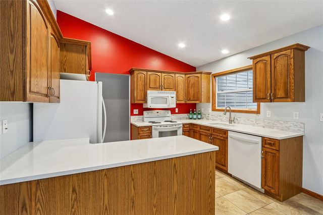 4020 Blue Jay Dr, Cedar Rapids, IA 52402