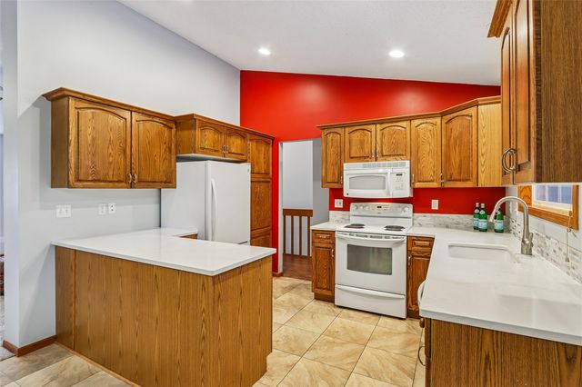 4020 Blue Jay Dr, Cedar Rapids, IA 52402