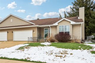 4020 Blue Jay Dr, Cedar Rapids, IA 52402
