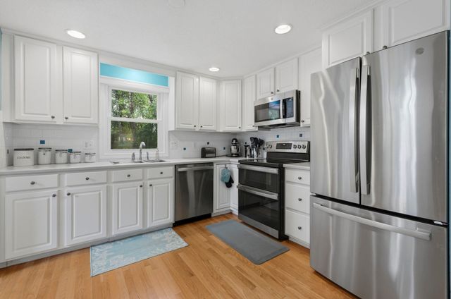 55 Overlook Dr W, Framingham, MA 01701