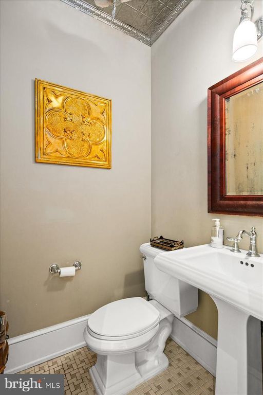 Image 34 of property listing at 10400 MONTGOMERY AVE, Kensington, MD 20895