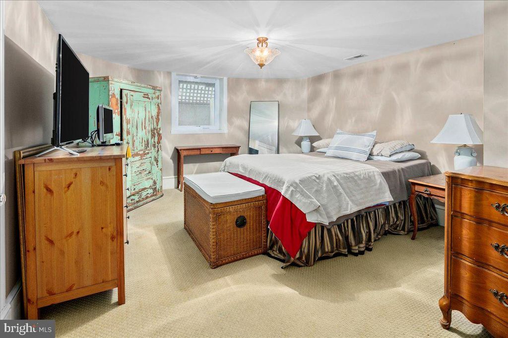 Image 64 of property listing at 10400 MONTGOMERY AVE, Kensington, MD 20895