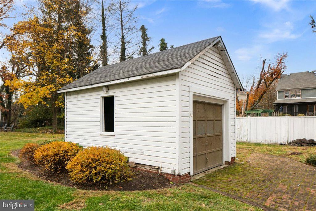 Image 80 of property listing at 10400 MONTGOMERY AVE, Kensington, MD 20895