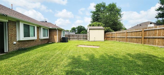 213 Mango Street, Lake Jackson, TX 77566