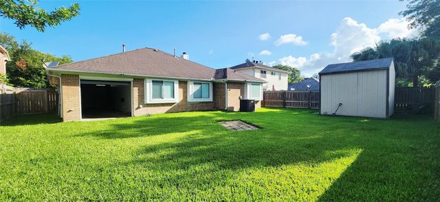 213 Mango Street, Lake Jackson, TX 77566
