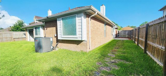 213 Mango Street, Lake Jackson, TX 77566