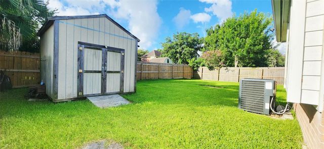 213 Mango Street, Lake Jackson, TX 77566
