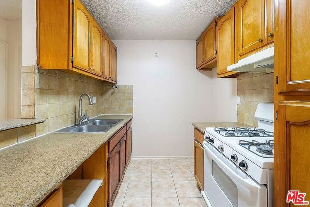 18620 Hatteras Street 166, Tarzana, CA 91356