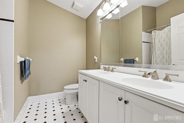 17 Tree Swallow Drive, Princeton, NJ 08540
