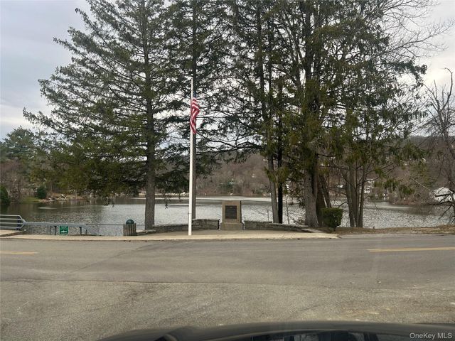93 Lake Drive, Lake Peekskill, NY 10537