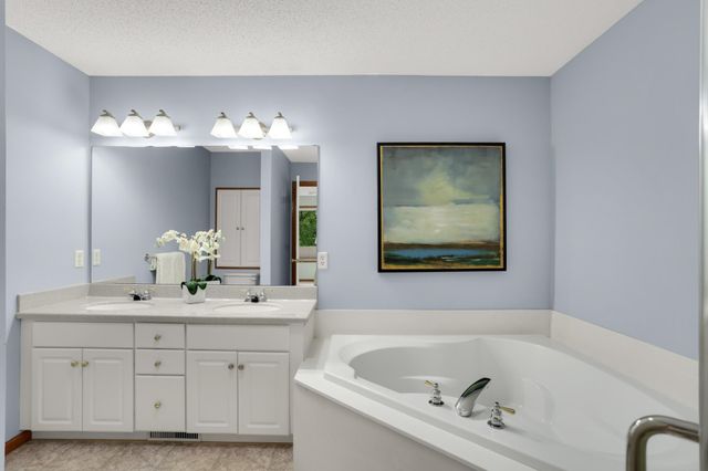 18677 Kalmar Trail, Lakeville, MN 55044
