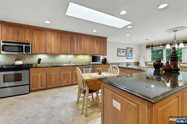 110 Winding Creek, Old Tappan, NJ 07675